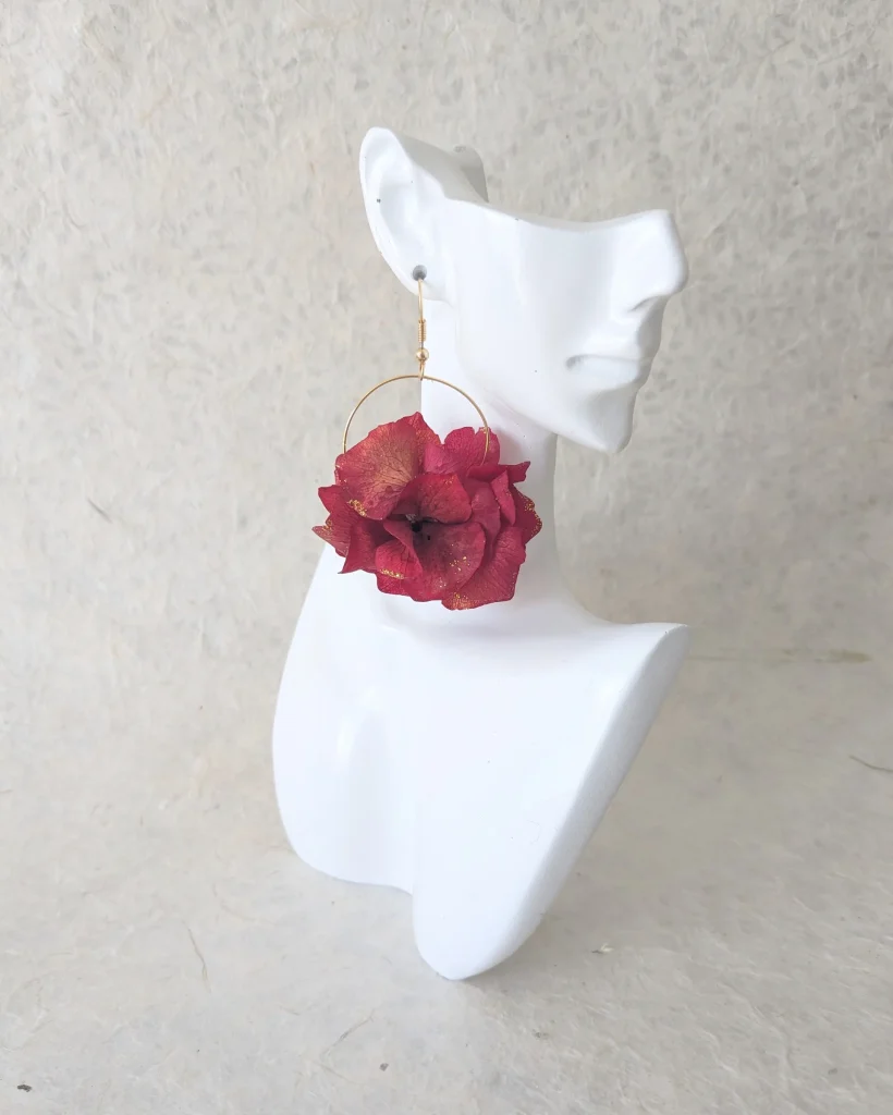 Boucles d’oreilles en fleurs séchées Amandine, sur présentoir