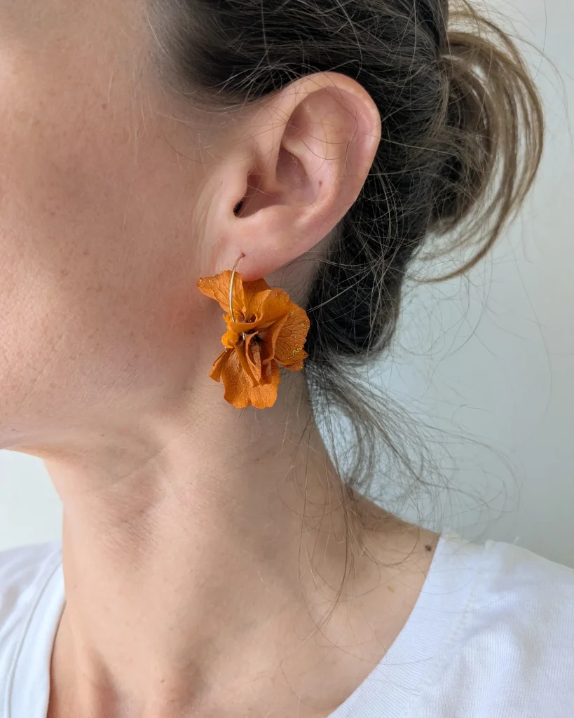 Boucles d’oreilles en fleurs séchées Ambre, portées
