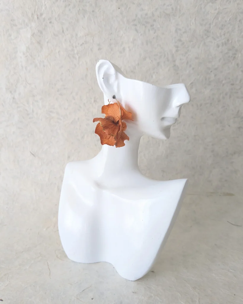 Boucles d’oreilles en fleurs séchées Ambre, sur présentoir