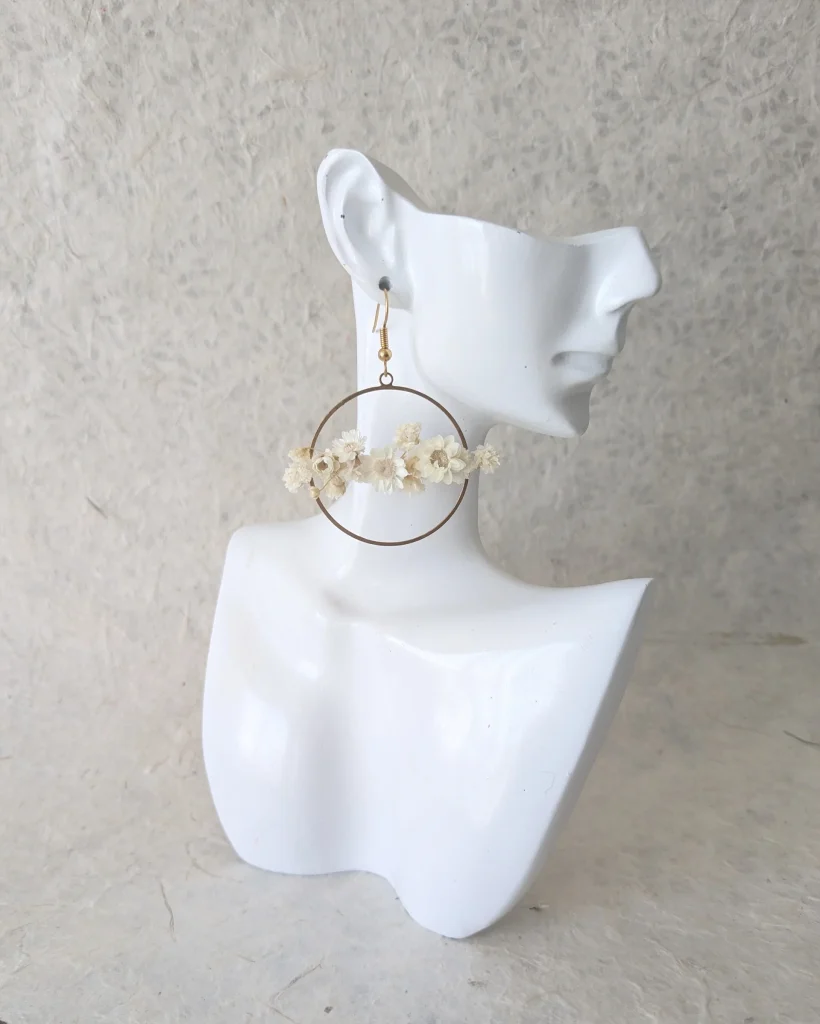 Boucles d’oreilles en fleurs séchées Amelia, sur présentoir