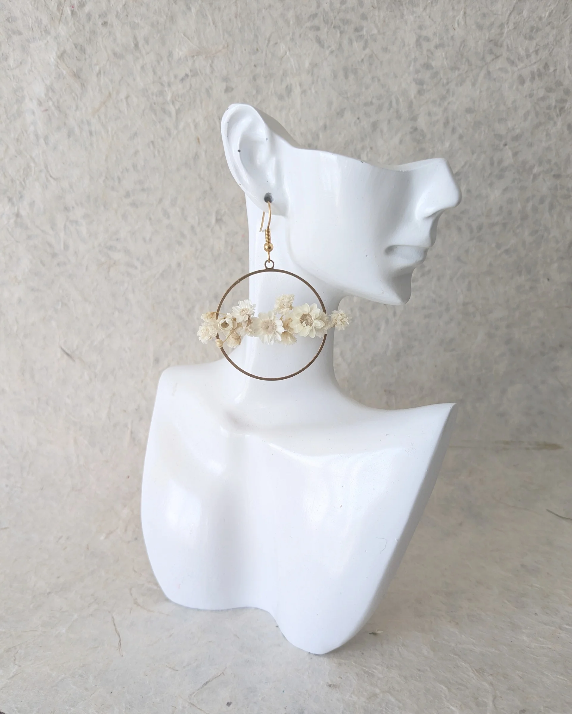 Boucles d’oreilles en fleurs séchées Amelia, sur présentoir