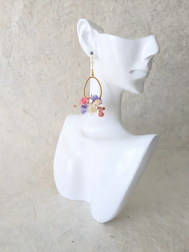 Boucles d’oreilles en fleurs séchées Clémence, sur présentoir