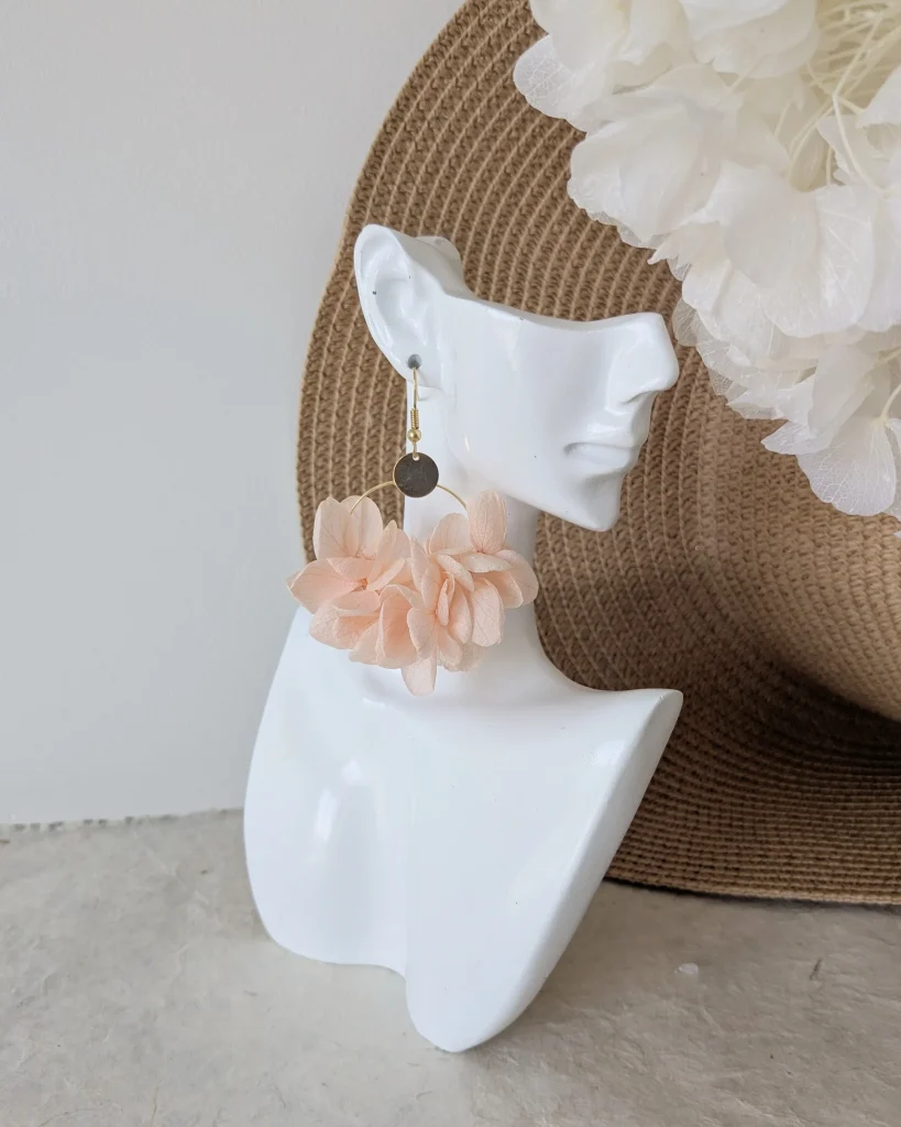 Boucles d’oreilles en fleurs séchées Douceur, sur présentoir