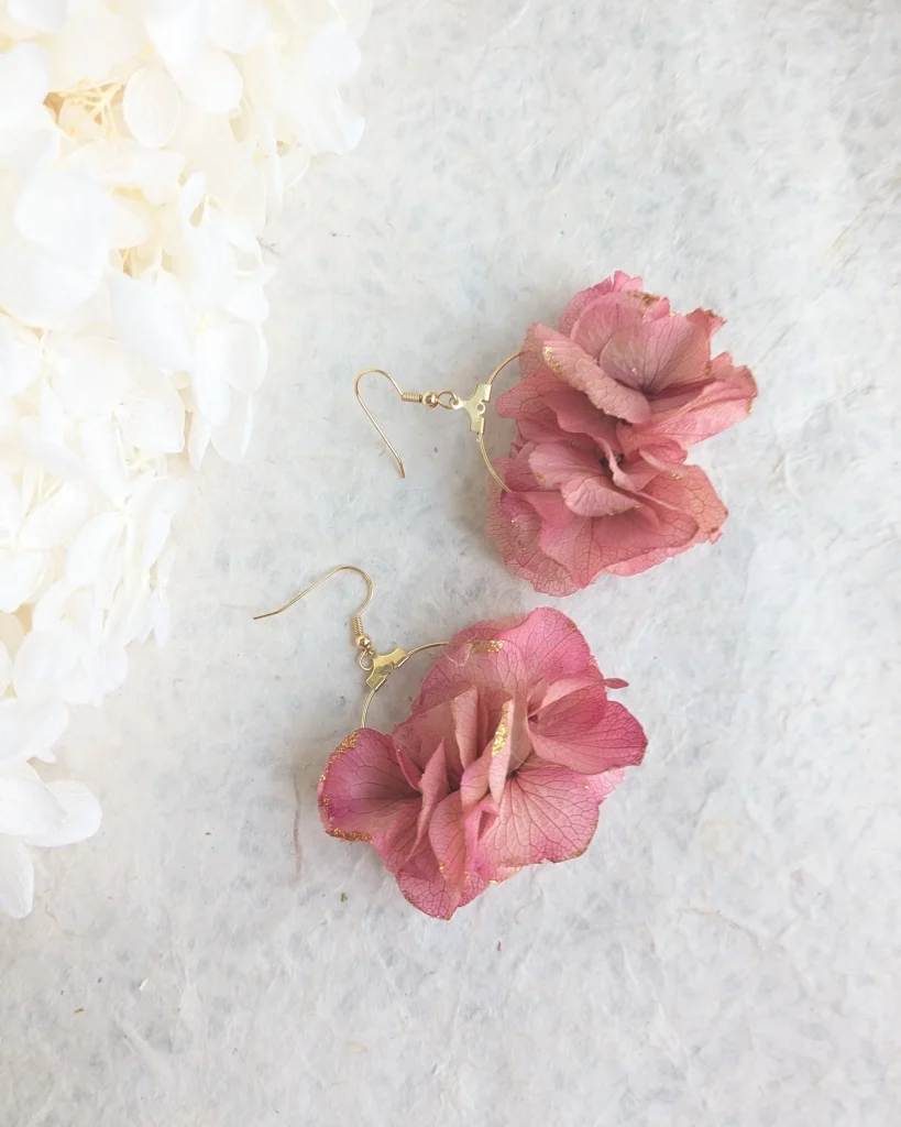 Boucles d’oreilles en fleurs séchées Garance, vue d’ensemble
