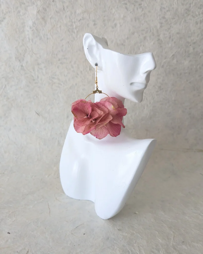 Boucles d’oreilles en fleurs séchées Garance, sur présentoir