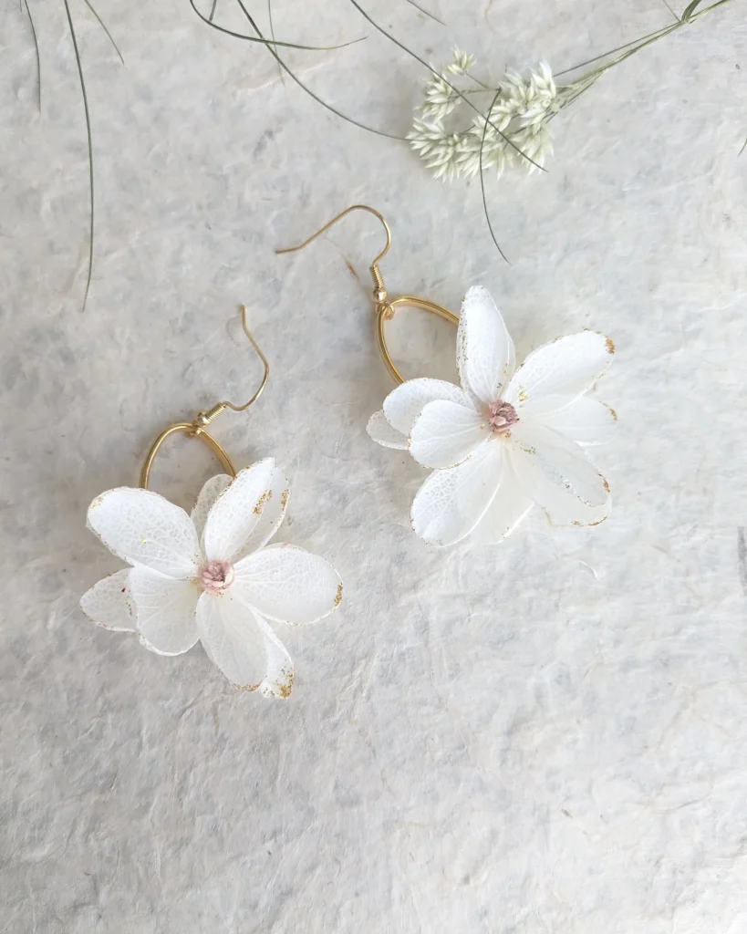 Boucles d’oreilles en fleurs séchées Lucie, vue d’ensemble