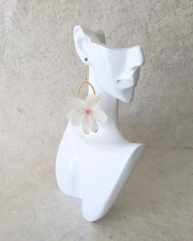 Boucles d’oreilles en fleurs séchées Lucie, sur présentoir