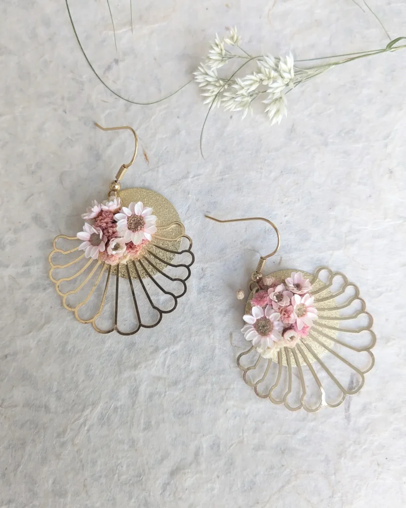 Boucles d’oreilles en fleurs séchées Madeleine, vue d’ensemble