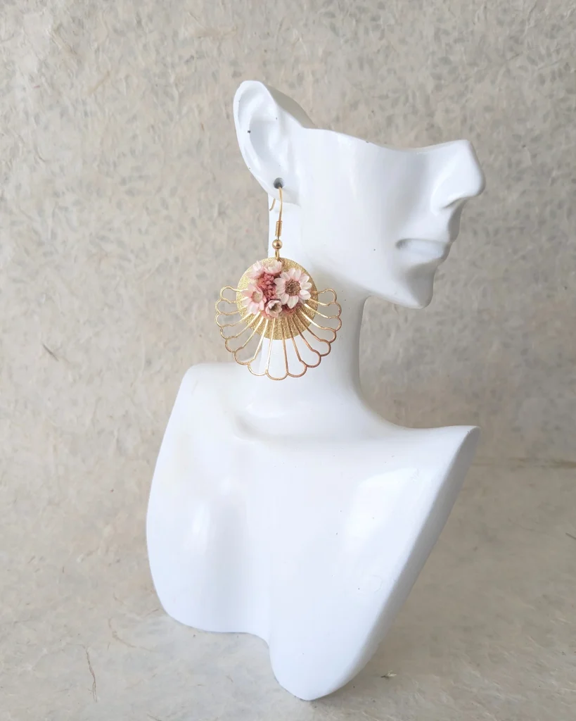 Boucles d’oreilles en fleurs séchées Madeleine, sur présentoir