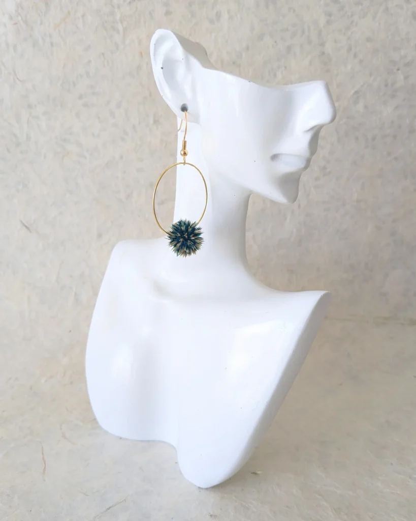 Boucles d’oreilles en fleurs séchées Melina, sur présentoir