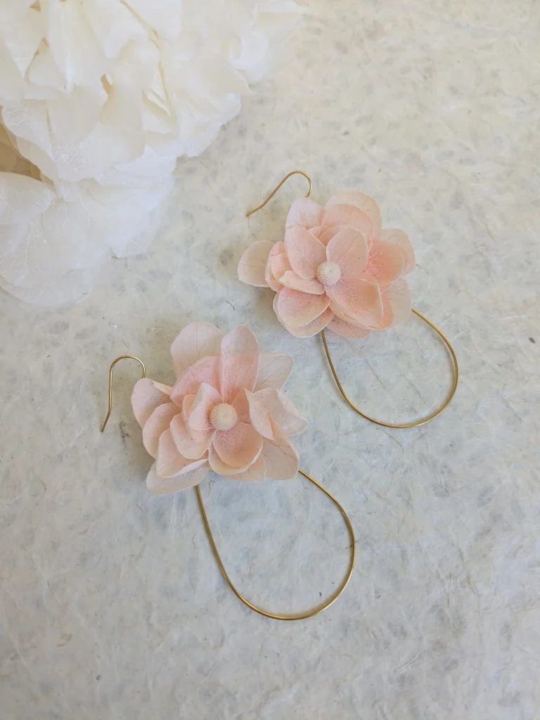 Boucles d’oreilles en fleurs séchées rose poudré, vue d’ensemble