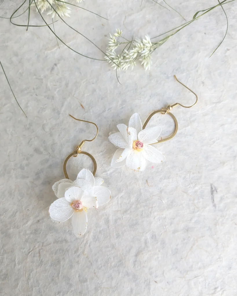Boucles d’oreilles en fleurs séchées Suzanne, vue d’ensemble