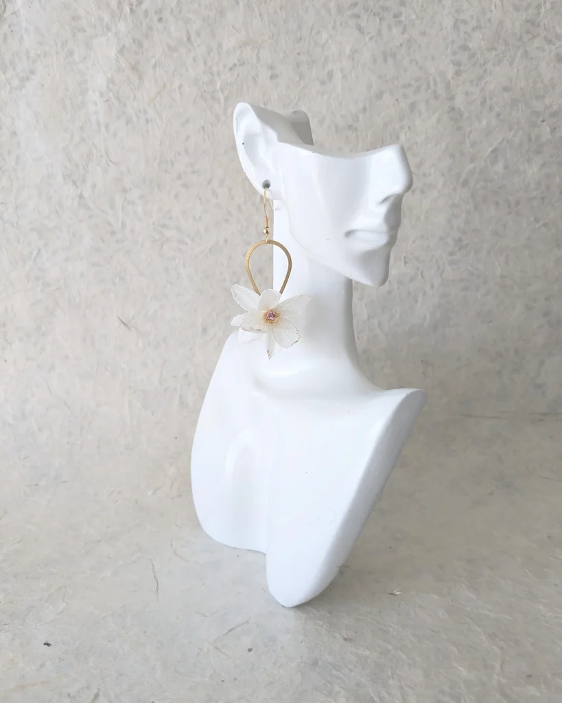 Boucles d’oreilles en fleurs séchées Suzanne, sur présentoir