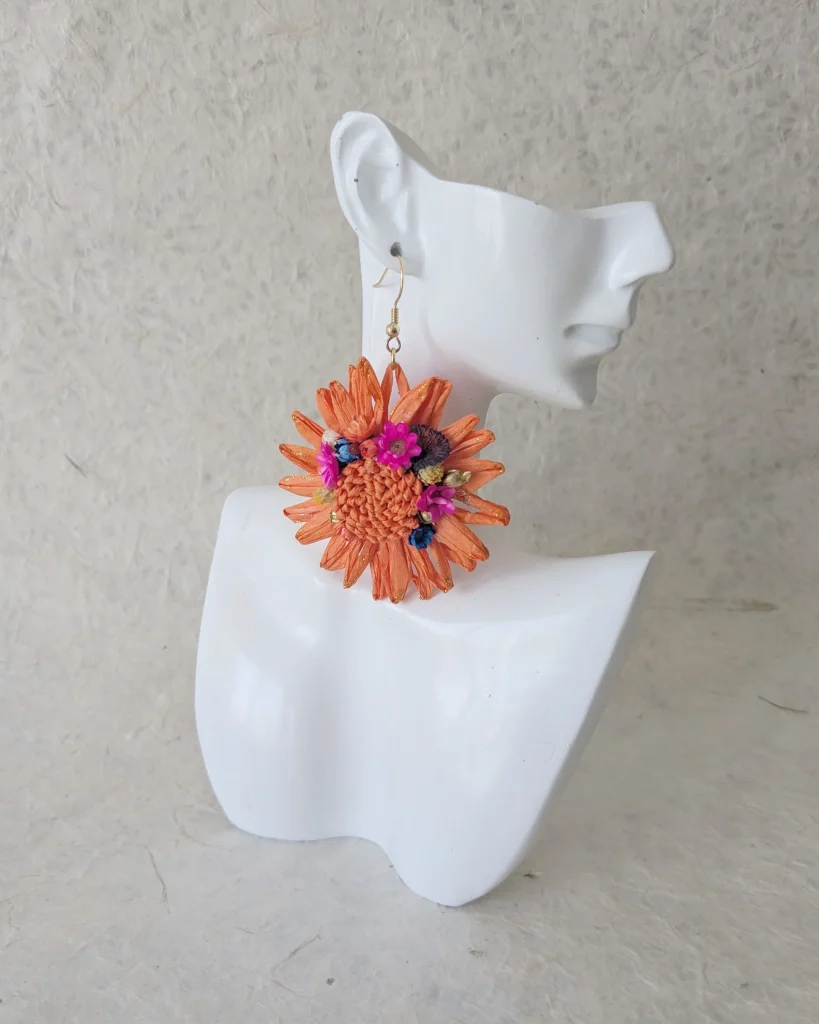 Boucles d’oreilles en fleurs séchées Suzette, sur présentoir