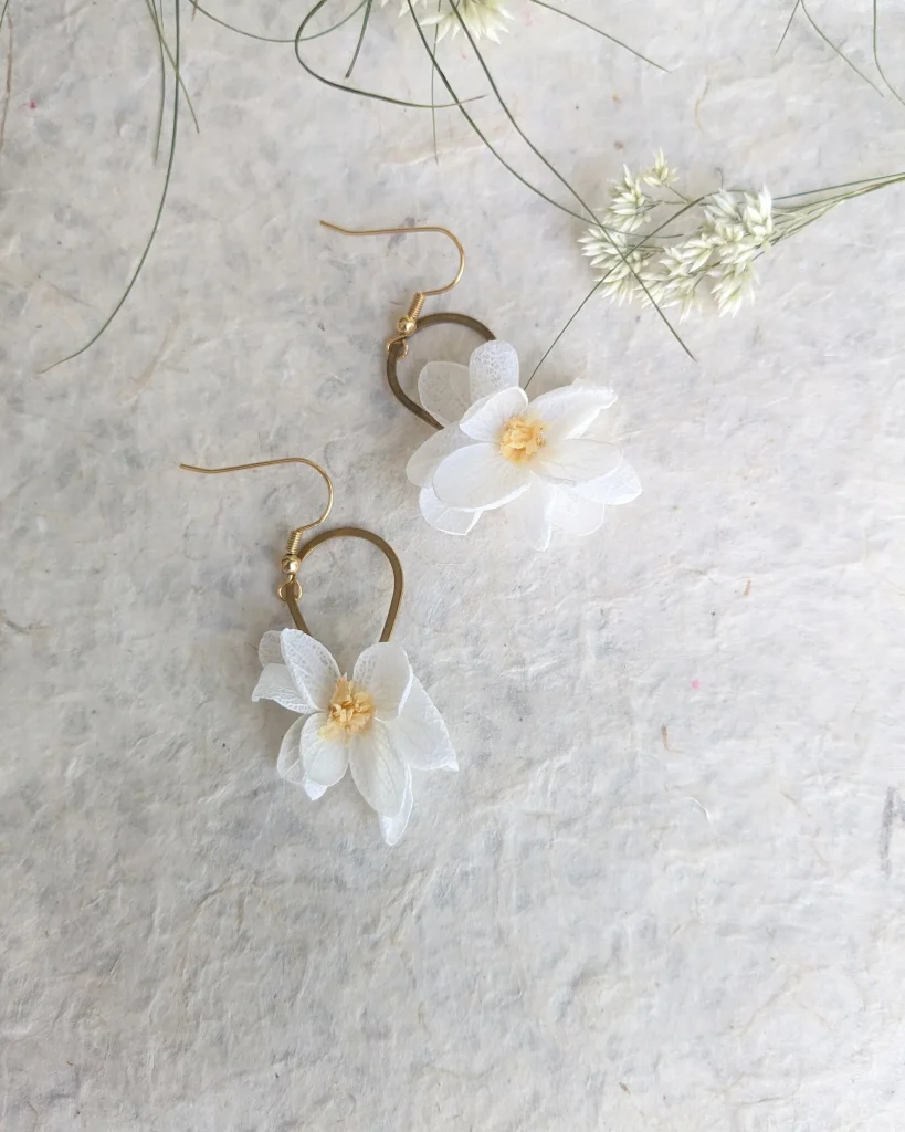 Boucles d’oreilles en fleurs séchées Vahine, vue d’ensemble