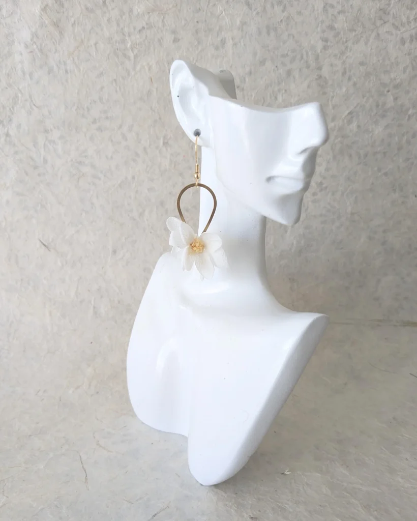 Boucles d’oreilles en fleurs séchées Vahine, sur présentoir