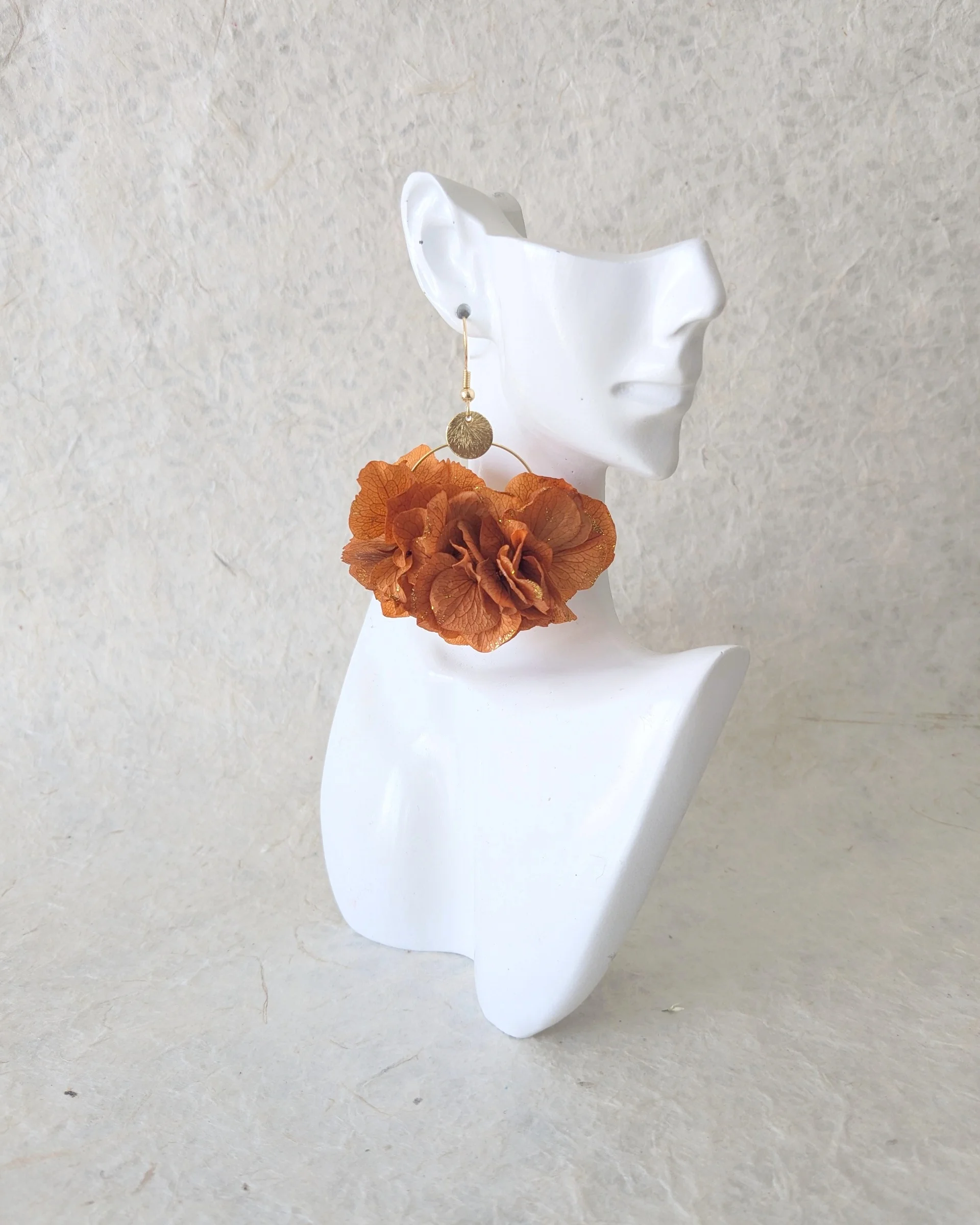 Boucles d’oreilles en fleurs séchées Victoire, sur présentoir