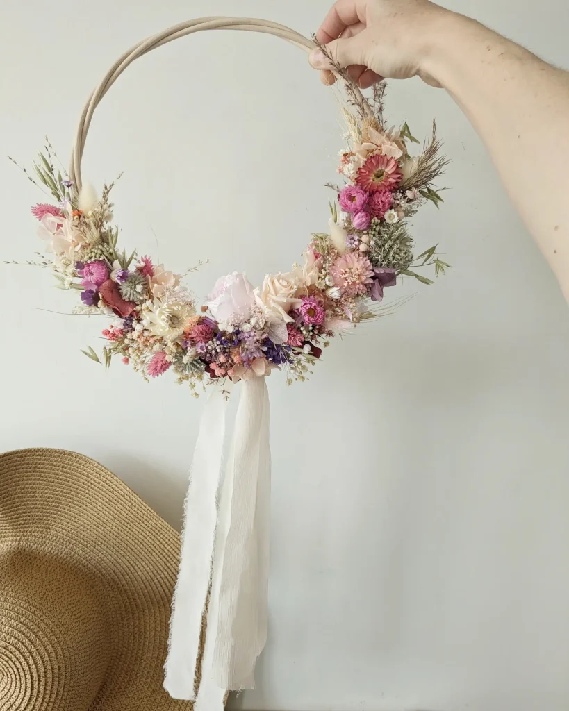 Couronne en fleurs séchées Eulalie, tenue en main