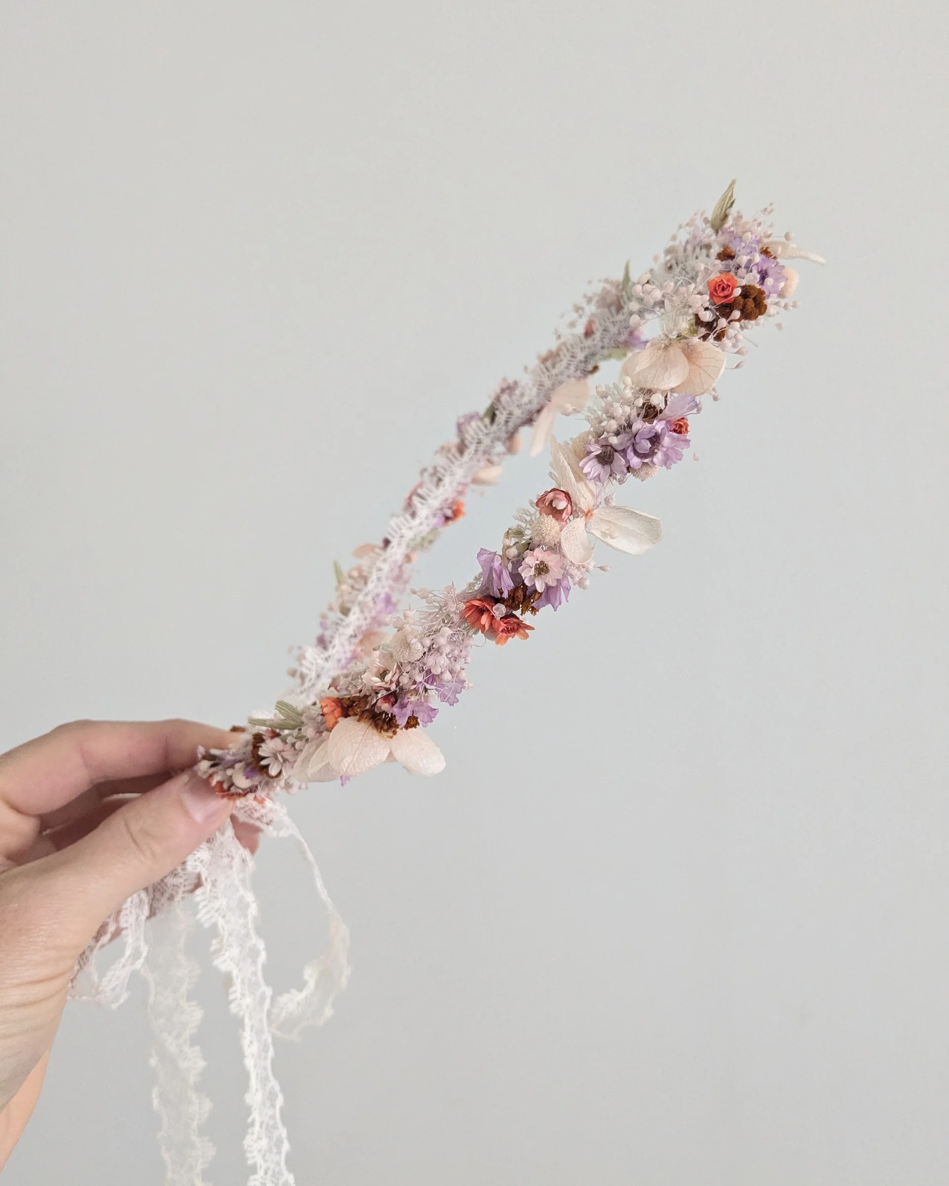Couronne de mariage Tete en fleurs séchées Morgane, tenue en main