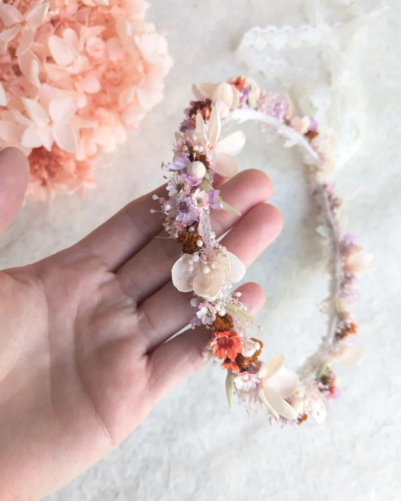 Couronne de mariage Tete en fleurs séchées Morgane, vue d’ensemble