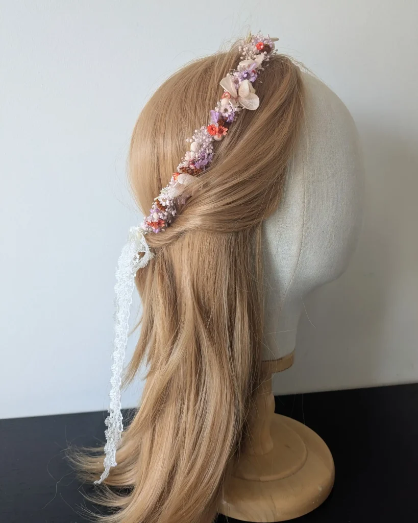 Couronne de mariage Tete en fleurs séchées Morgane, sur présentoir