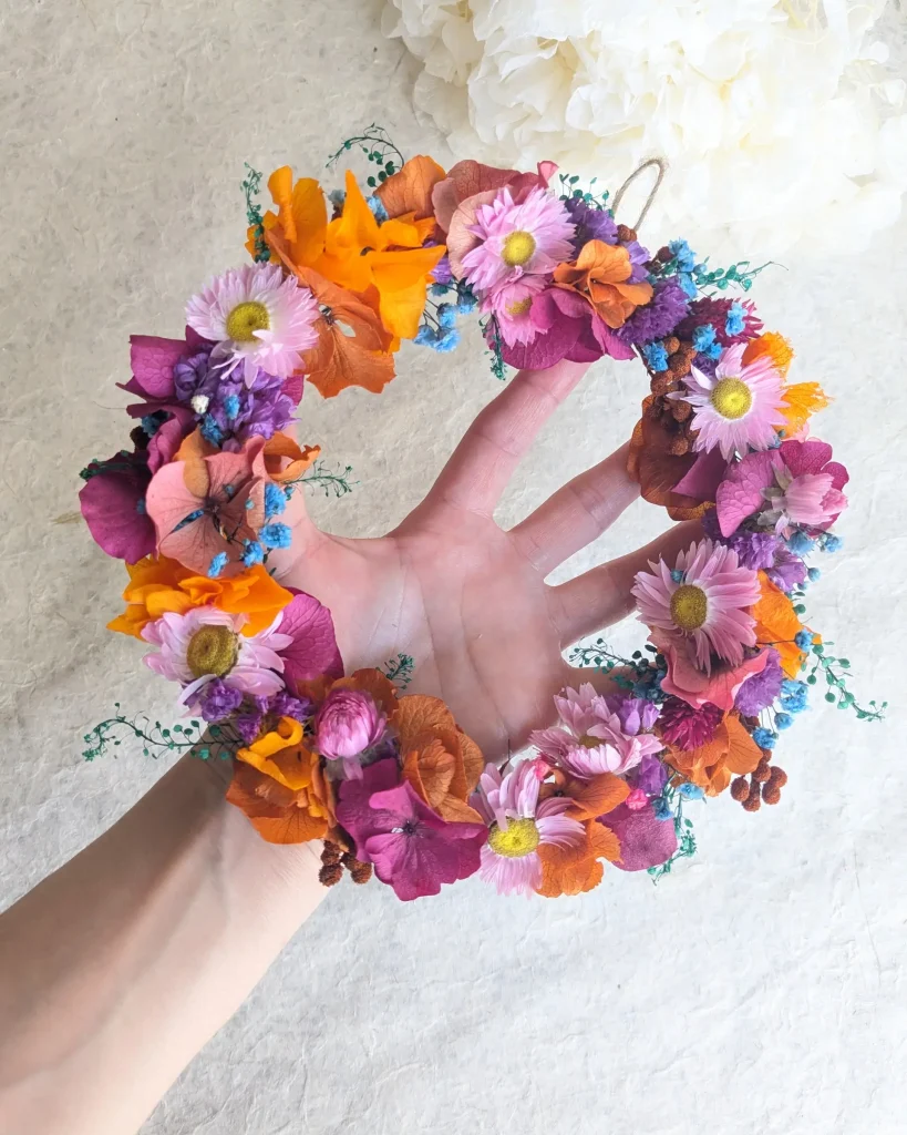 Couronne murale en fleurs séchées Ombeline, vue d’ensemble