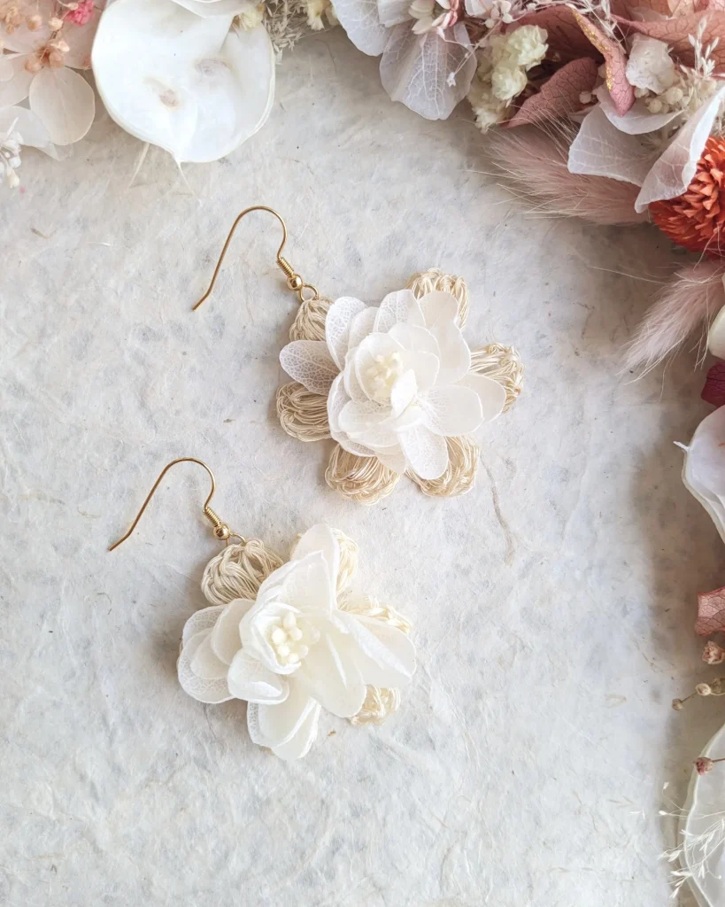 Boucles d’oreilles en fleurs séchées Coralie, vue d’ensemble