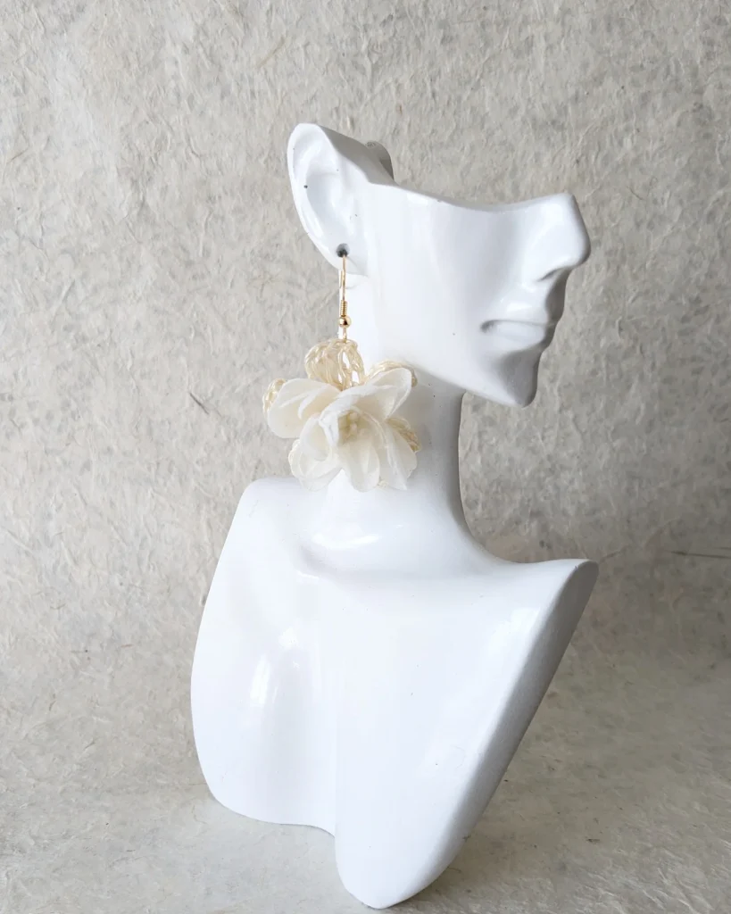 Boucles d’oreilles en fleurs séchées Coralie, sur présentoir