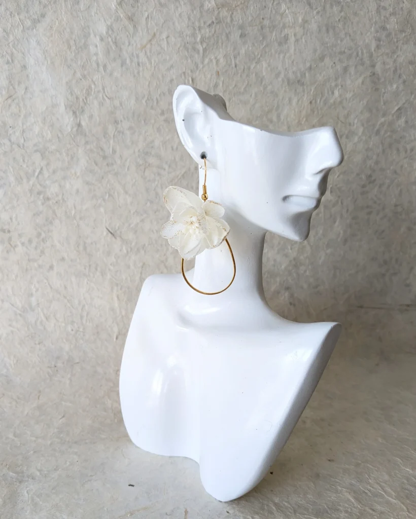 Boucles d’oreilles en fleurs séchées Elise, sur mannequin