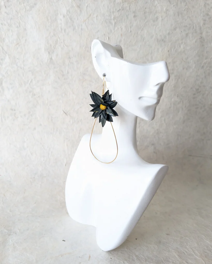 Boucles d’oreilles en fleurs séchées Étoile eucalyptus, sur mannequin
