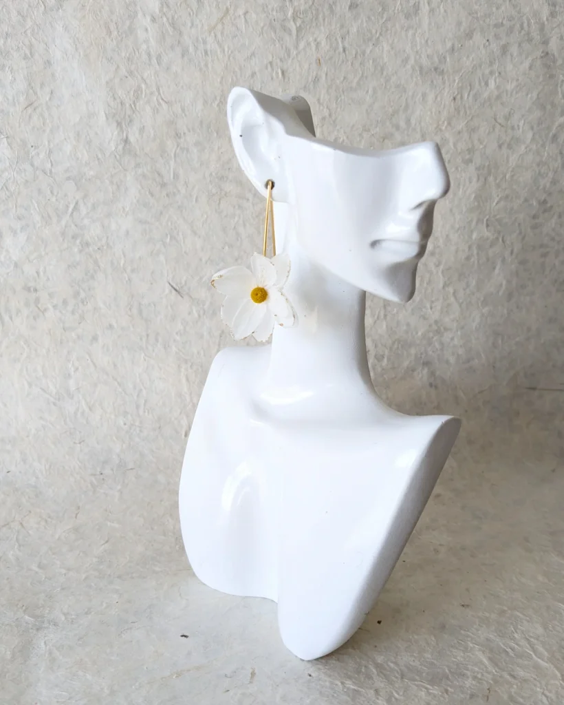 Boucles d’oreilles en fleurs séchées Leonie, sur mannequin