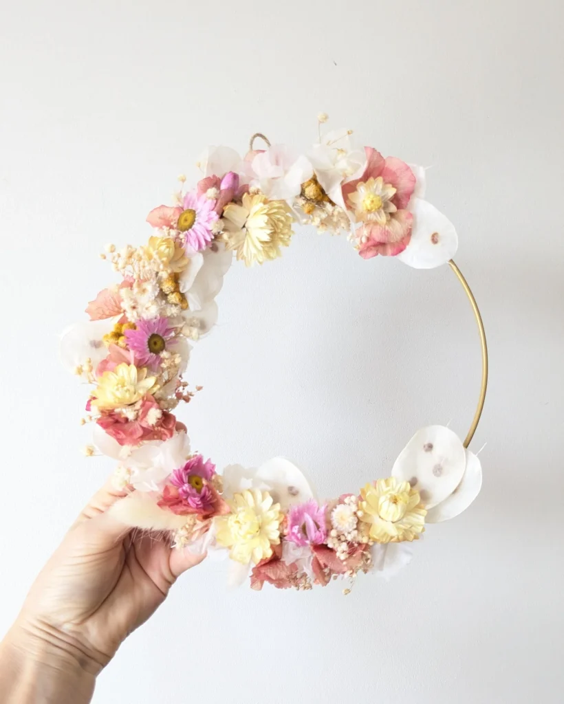 Couronne murale en fleurs séchées rose jaune, tenue en main
