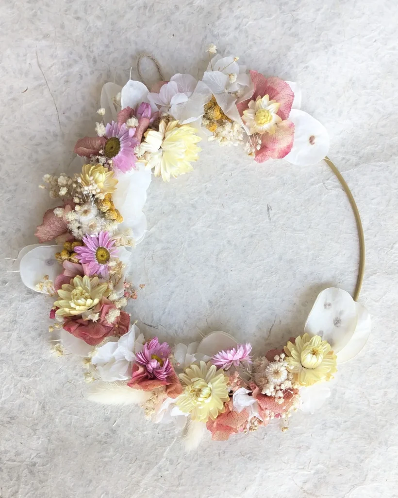 Couronne murale en fleurs séchées rose jaune, vue d’ensemble