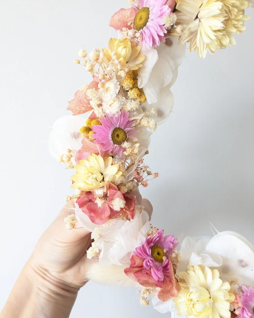 Couronne murale en fleurs séchées rose jaune, détail des fleurs
