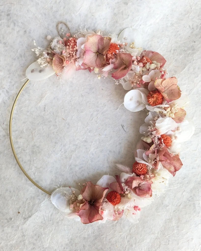 Couronne murale en fleurs séchées rose orange doré, vue d’ensemble