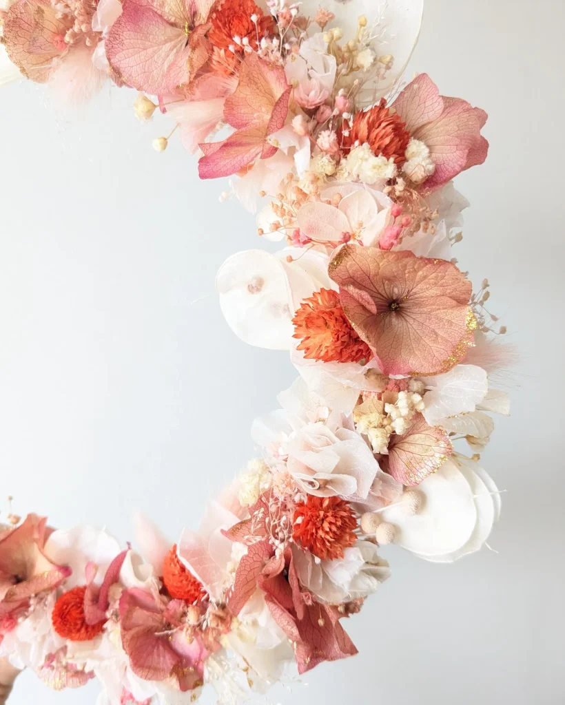 Couronne murale en fleurs séchées rose orange doré, détail des fleurs