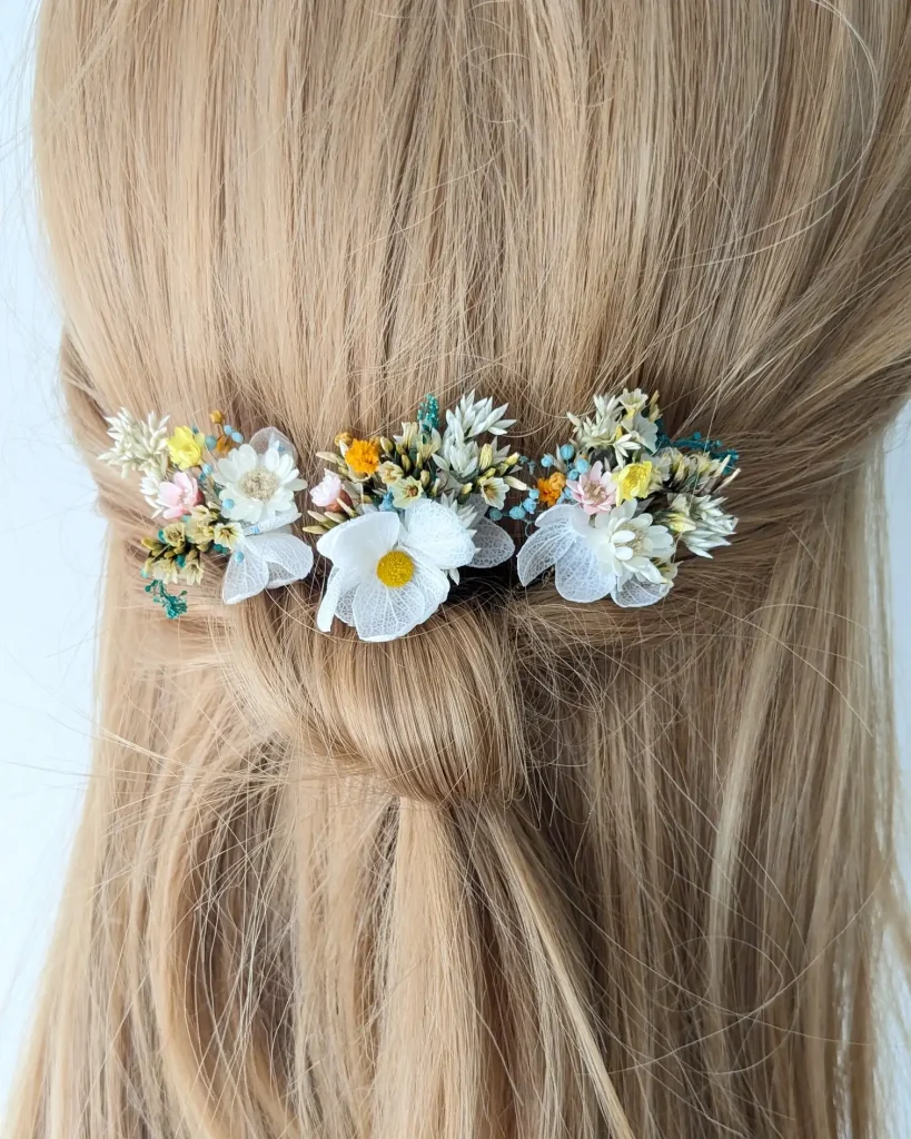 Épingles à cheveux mariée en fleurs séchées, sur mannequin