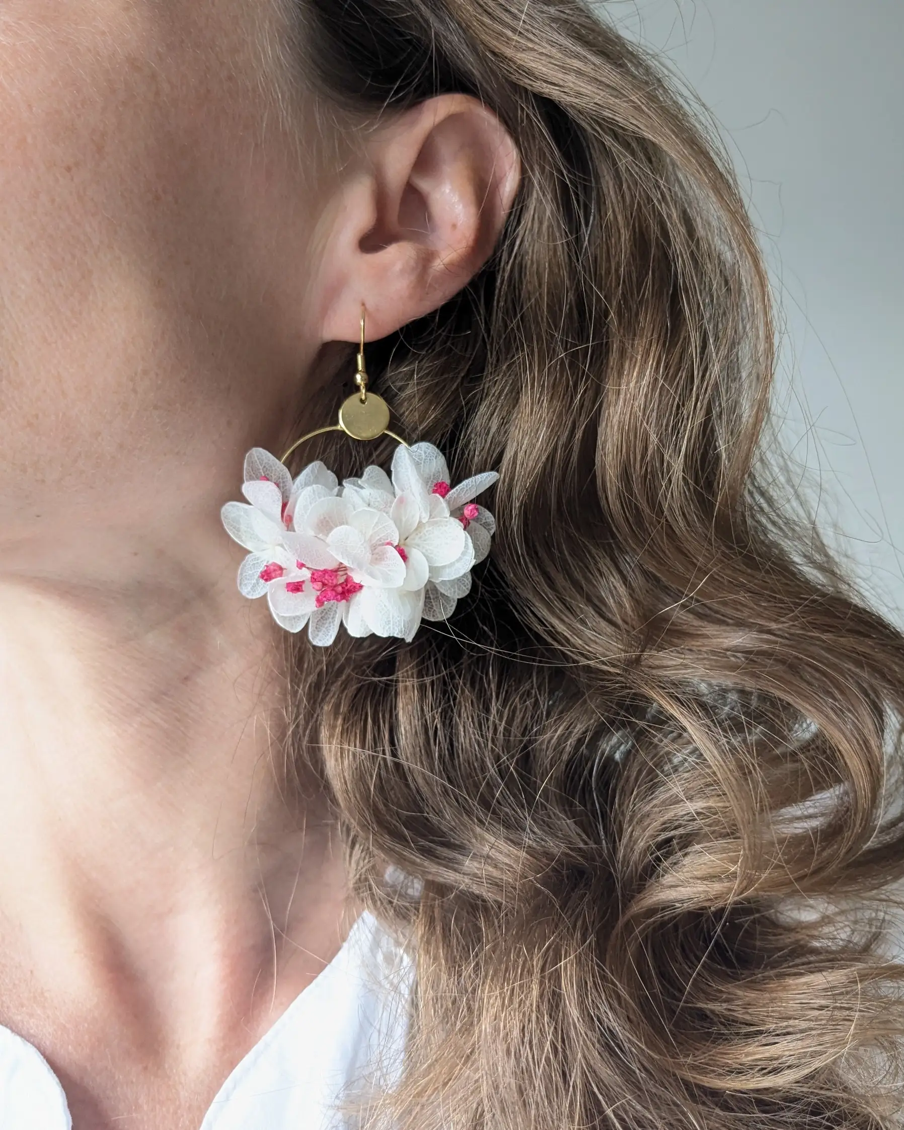 Boucles d'oreilles hortensia blanc et gypsophile fuchsia, Framboise – Image 3