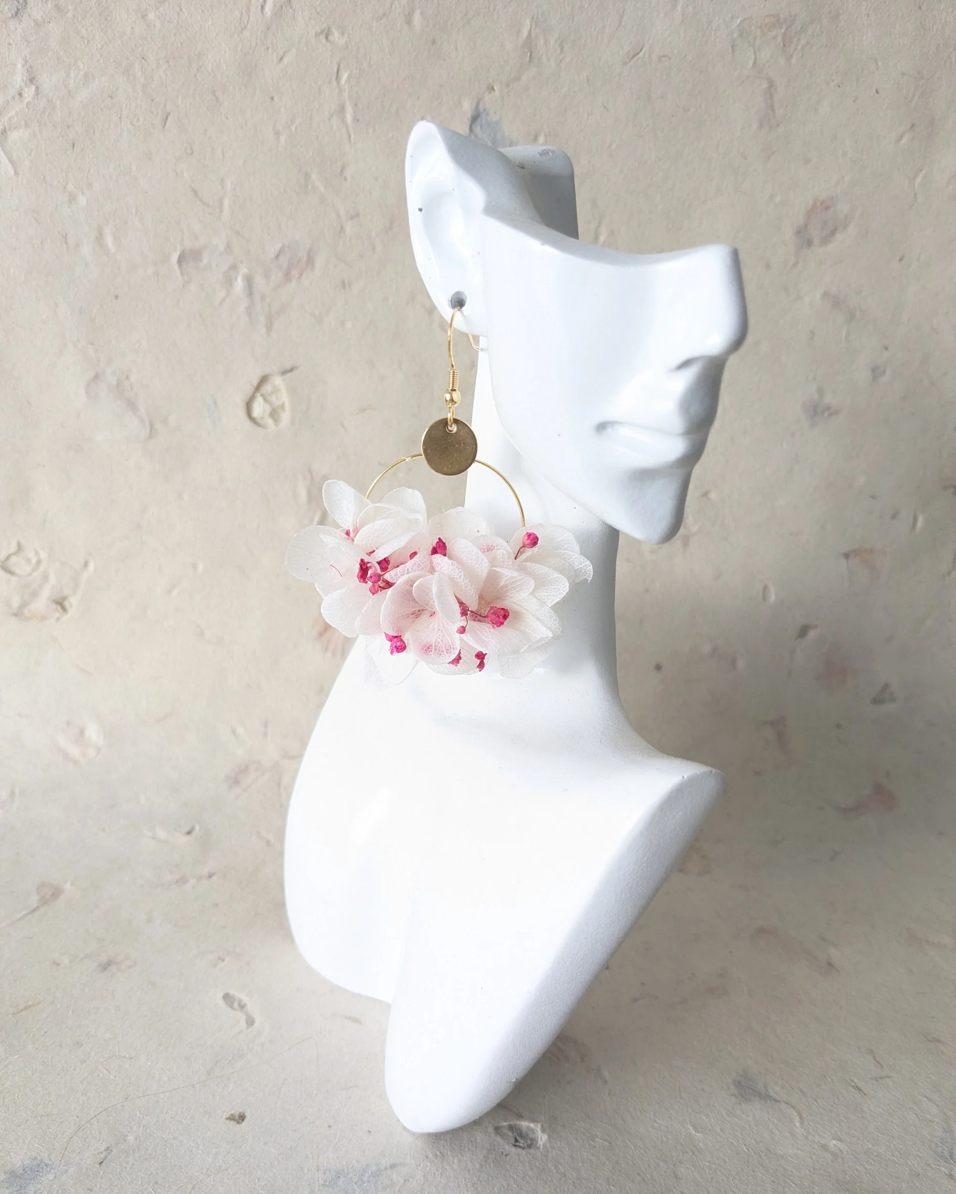 Boucles d'oreilles hortensia blanc et gypsophile fuchsia, Framboise – Image 2