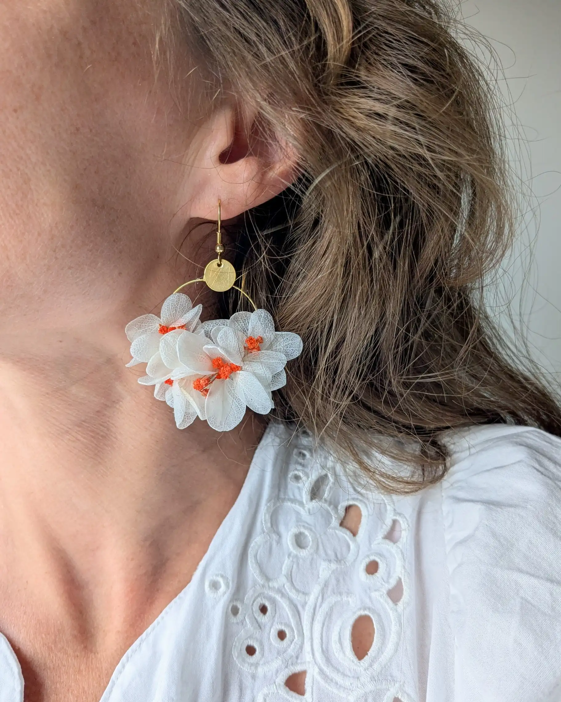 Boucles d'oreilles hortensia blanc et gypsophile orange, Mangue – Image 4