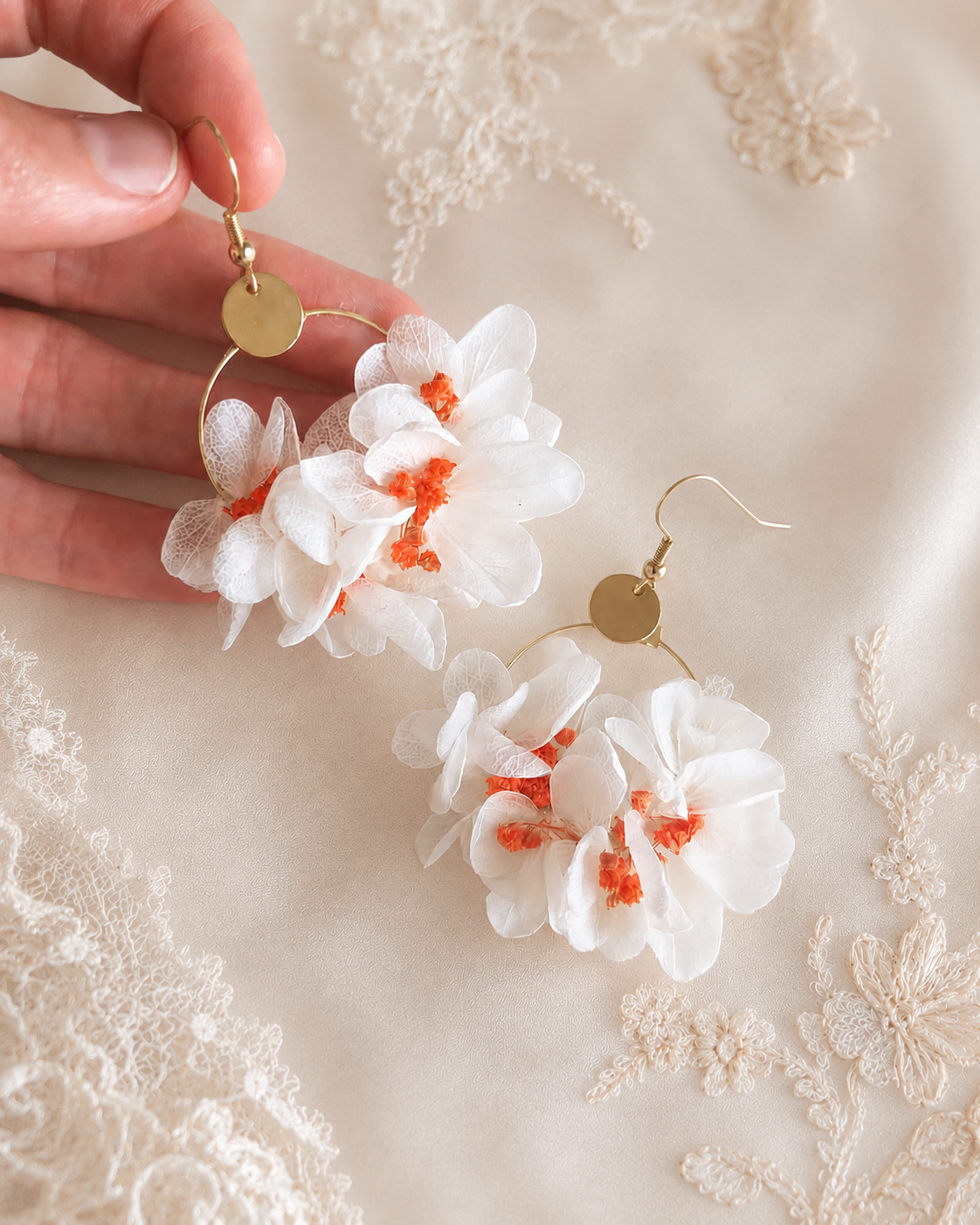 Boucles d'oreilles hortensia blanc et gypsophile orange, Mangue
