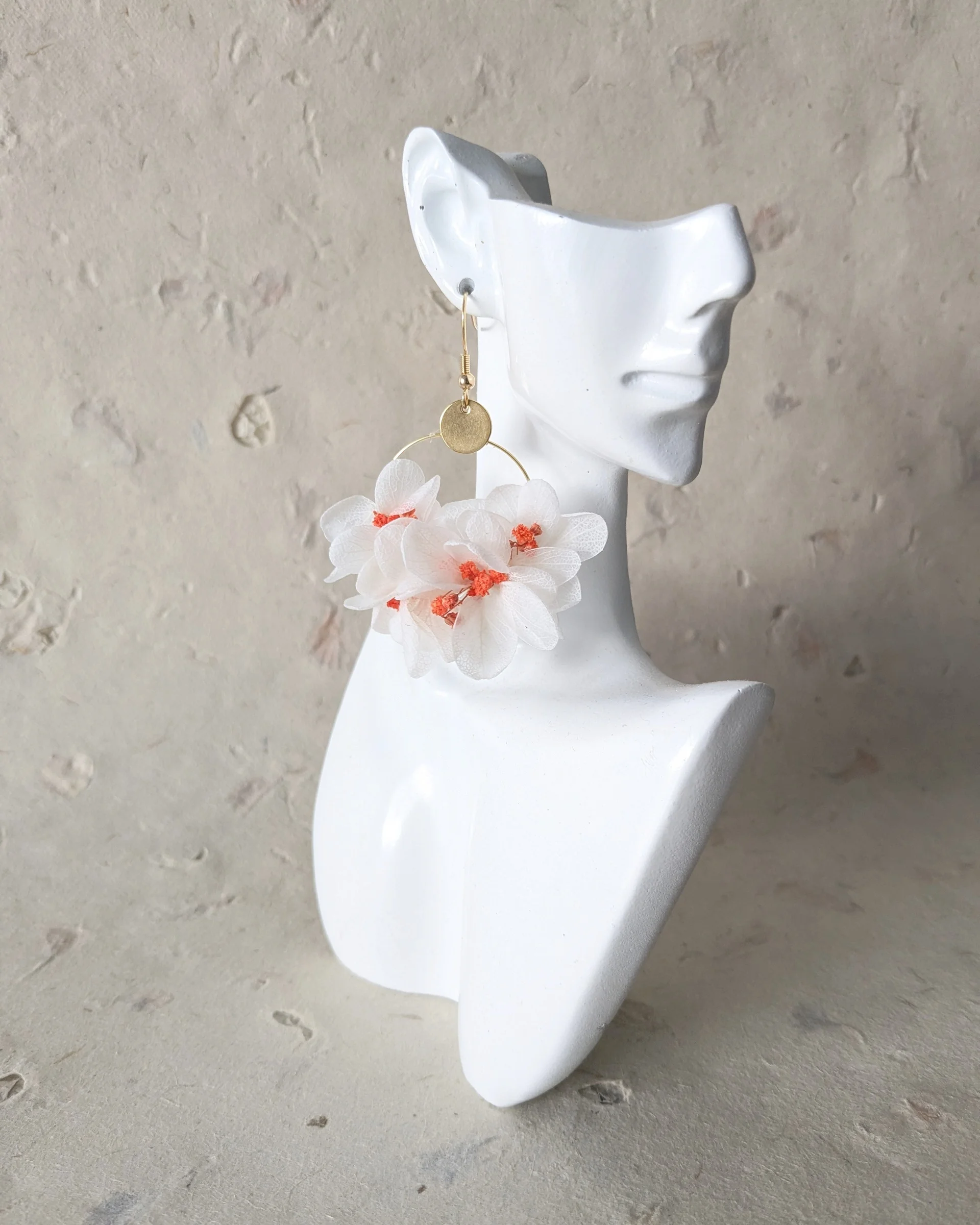 Boucles d'oreilles hortensia blanc et gypsophile orange, Mangue – Image 3