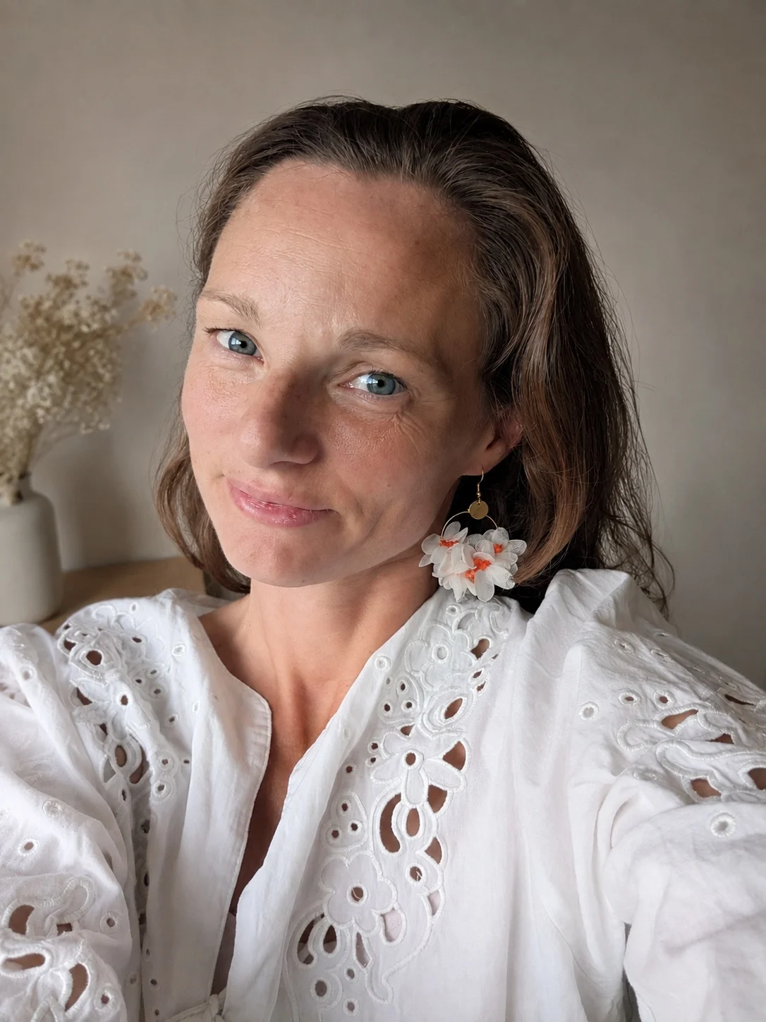 Boucles d'oreilles hortensia blanc et gypsophile orange, Mangue – Image 2
